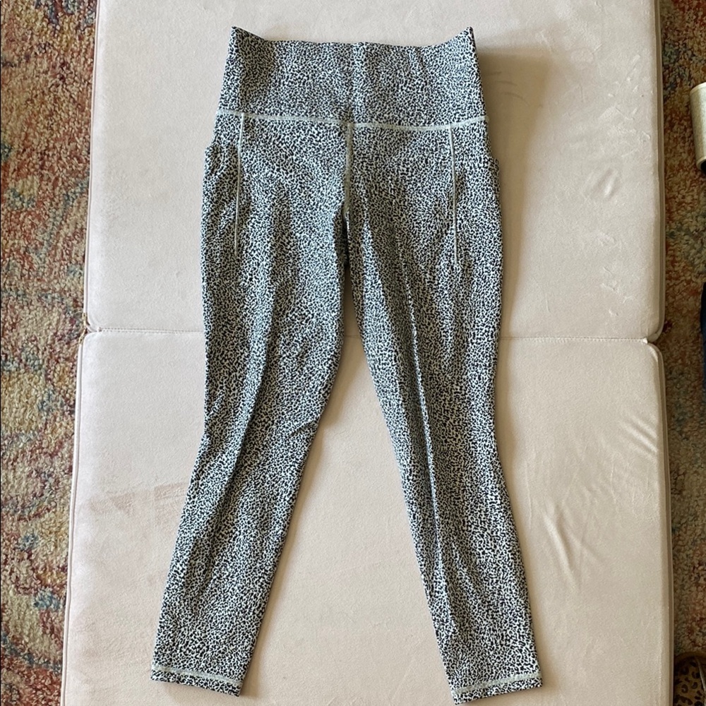 Athleta “salutation stash textured tight”